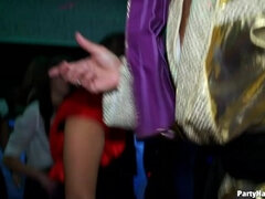 Blond, Bruinharig, Naakte man aangeklede vrouw, Dansen, Lul, Hondjeshouding, Orgie, Zuigen