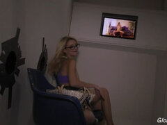 Ξανθιά, Στο πρόσωπο, Γυαλιά, Κωλοτρυπίδα, Μαλλιαρός, Μικρούλης