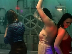 Fekete, Ruhában, Éjszakai bár, Baba, Fajok közötti, Orgia, Nuni, Zuhanyozó