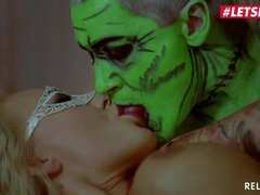 Szőke, Masszázs, Érett koros, Természetes mellek, Olaj, Valóság, Lovaglás, Tetkó