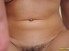 Grosse bite, Gros seins, Sucer une bite, Brunette brune, Plantureuse, Poilue, Monstre, Chatte