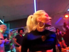 Grosser schwanz, Grosse titten, Puppe, Fingern, Gruppe, Hd, Lesbisch, Swingers