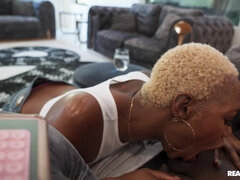 Stor kukk, Svart, Blond, Kukk suging, Mørk, Milf, Mamma, Kort hår