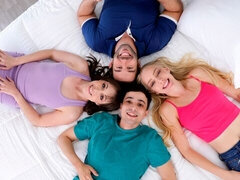 Gros cul, Grosse bite, Sucer une bite, En levrette, Le plan cul à quatre, Seins naturels, Adolescente, Nénés