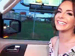 Amateur, Sucer une bite, Voiture, Exhib, Rasée, Maigrichonne, Suçant, Adolescente