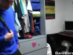 Stor røv, Blondine, Brunette, Buttet, Kollegieværelse, Gruppe, Realitet, Teenager