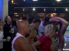 Hatalmas hátsó, Tekintélyes didik, Gesztenyebarna, Kebles, Pénisz, Kőkemény, Nuni, Begyek