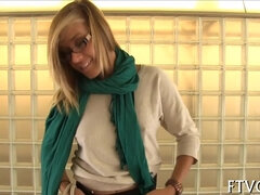 Ξανθιά, Θηλυκός, Ηδ, Μόνος, Παιχνίδια