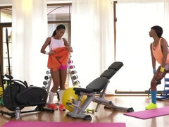 Popó, Ébenfekete, Edzőterem, Csókolózás, Leszbikus, Pirszing, Nuni, Begyek