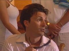 Kisbaba, Tekintélyes didik, Szőke, Cumizás, Ondó fröcskölés, Kőkemény, Nyalás, Régebbi évjáratú pornó