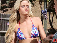 Bikini, Sucer une bite, 2 femmes 1 homme, Branlette thaïlandaise, Embrassement, De plein air, Pigtail, Tatouage