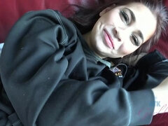 Amatööri, Suihinotto, Kermakakku, Sormetus, Jalkahoito, Tyttöystävä, Orgasmi, Tupakoiva