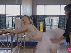 Duże cycki, Brunetka, Palcówka, Lesbijka, Lizanie, Naturalne cycki, Cipka, Cycki