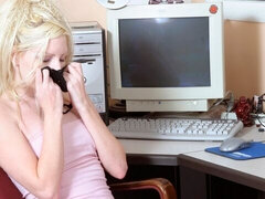 Amateur, Rubia, Fetiche, Penetracion con dedos, Masturbación, Oficina, Solo, Estriptis