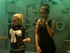 Blondin, Avsugning, Påklädda, Mellanrasig, Lesbisk, Orgie, Fitta, Suger