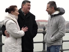 Blasen, Braunhaarige, Spermaladung, Aufs gesicht abspritzen, Gruppensex, Reif, Milf, Flotter dreier