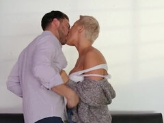 Rumpa, Stor stjärt, Stora tuttar, Avsugning, Långt ner i halsen, Hardcore, Slick, Milf