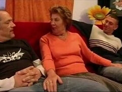 Blasen, Doppelpenetration, Aufs gesicht abspritzen, Deutsch, Oma, Hardcore, Jungendliche (18+), Flotter dreier