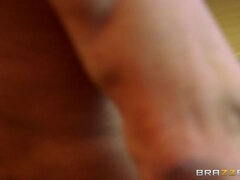 Isot tissit, Todellisuus, Punapää, Tissit, Univormu