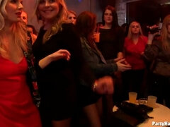 Grosse bite, Homme nu et filles habillées, Habillées, Groupe, Hard, Interracial, Orgie, Fête