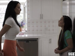 18 let, Velký zadek, Velké kozy, Lesbické, Drobounká, Pička, Seřezání, Teenka