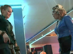 Bruinharig, Aangekleed, Interraciaal, Leer, Lesbisch, Orgie, Slipje, Douche