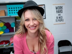 Blondine, Fanget, Hundestilling, Håndjob, Mor jeg gerne vil kneppe, Barberet, Bryster, Uniform