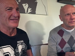 Suihinotto, Ruskeahiuksinen, Kyrpä, Suudella, Selkäsauna, Luonnolliset tissit, Lävistys, Kolmen kimppa