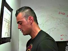 Amateur stud tricked in gloryhole