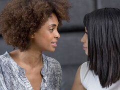 Fingern, Interrassisch, Lesbisch, Lingerie, Masturbation, Muschi, Rasiert, Titten