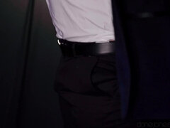 Cul, Gros seins, Noire, Tchèque, 2 femmes 1 homme, Embrassement, Piercing, Cheveux courts