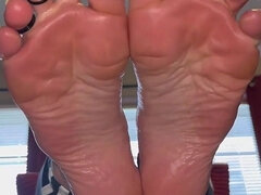 Quick Flirty Foot JOI with Ivys Feet