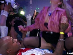 Ντυμένη, Όργιο, Πάρτυ, Swingers