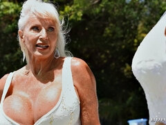 Store bryster, Blondine, Kjole, Bedstemor, Kysse, Slikning, Udendørs, Fisse