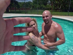 Stor stjärt, Stora tuttar, Blondin, Hd, Mogen, Pool, Rider, Tatuering