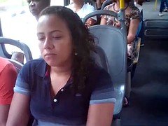 Novinha olhando pra rola dentro do onibus