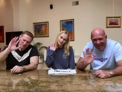 Derrière les coulisses, Gros cul, Grosse bite, Blonde, Sucer une bite, En levrette, Léchez, Adolescente