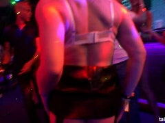 Hardcore, Masturbação, Sexo grupal em 3 com 2 mulheres e um homem, Orgia, Pornstars, Ducha chuveiro, Solo chão, Molhadoa