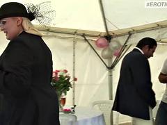 Isot tissit, Söpö, Fetissi, Rankka, Orgiat, Juhlat, Tissit, Kaksoset