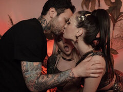 Большие сиськи, Минет, Поцелуи, Лесбиянка, Лизание, Натуральные сиськи, Масло, Короткая стрижка