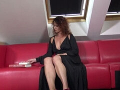 Enthousiasteling, Jurk, Hakken, Moeder die ik wil neuken, Slipje, Kut duiken, Strak, Onder de rok