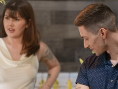 Grosse titten, Vollbusig, Betrug, Kehlenfick, Handjob, Hardcore, Küssen, Flotter dreier