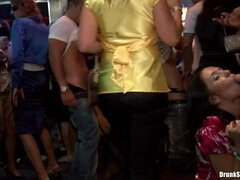 デカパイ, ブロンド, フェラチオ, 眼鏡, 手コキする, パーティ, 剃毛, フェラする