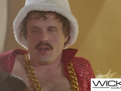 Aasialainen, Blondi, Ruskeahiuksinen, Rintava, Valtava, Luonnollinen, Luonnolliset tissit, Kolmen kimppa