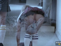 Tetas grandes, Rubia, Estilo perrito, Penetracion con dedos, Masturbación, Coño, Uniforme, Voyeur