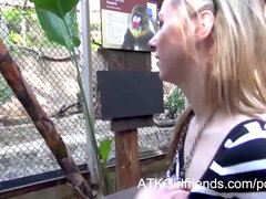 Salle de bains, Sucer une bite, Tir de sperme, Faciale, Orgasme, Adolescente, Nénés, Jouets