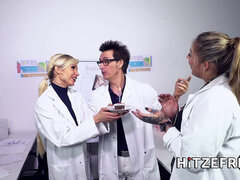 HITZEFREI Dr Mia blow milks in the office