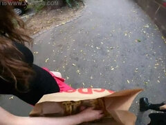 Amatör, Stor stjärt, Mat, Handjobb, Utomhus, Offentlig, Tonåring, Trekant