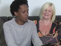 Stor svart kvinne, Blond, Kukk suging, Bakfra, Bestemor, Raseblandet, Naturlige bryster, Pupper