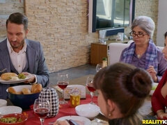 Πίπα, Μελαχροινή, Ευρωπαίος, Στο πρόσωπο, Τακούνια, Κουζίνα, Κοντά μαλλιά, Χτύπημα